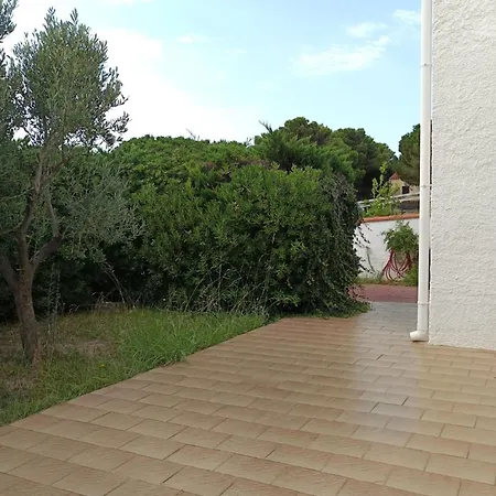T5 House With Garden By The Sea בית נופש *