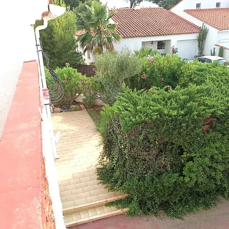 T5 House With Garden By The Sea